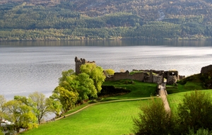Le château d'Urquhart et le lac du Loch Ness (Comté d'Inverness, Écosse)